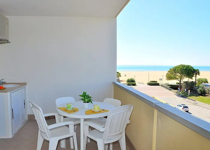 Comfortable Overlooking The Sea *