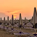 Comfortable Overlooking The Sea *