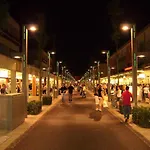 Comfortable Overlooking The Sea *