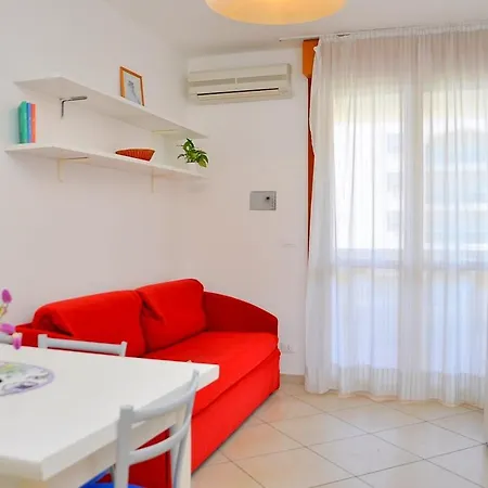 Апартаменти Comfortable Overlooking The Sea *