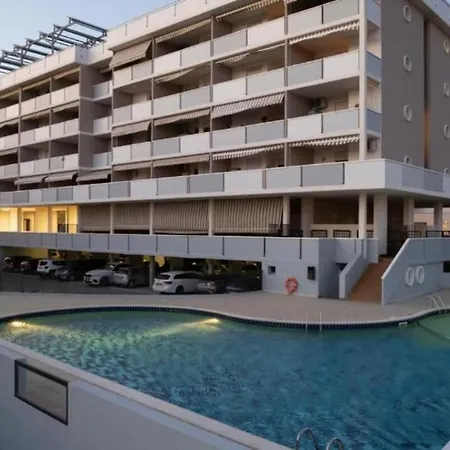 Апартаменти Comfortable Overlooking The Sea *