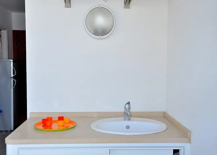 Апартаменти Comfortable Overlooking The Sea